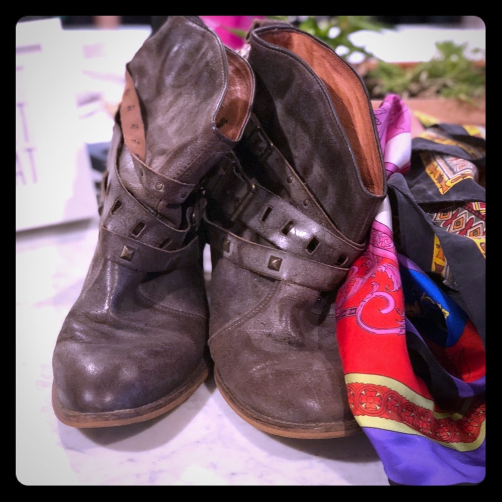 Grey Steve Madden studded cowboy boots 👢